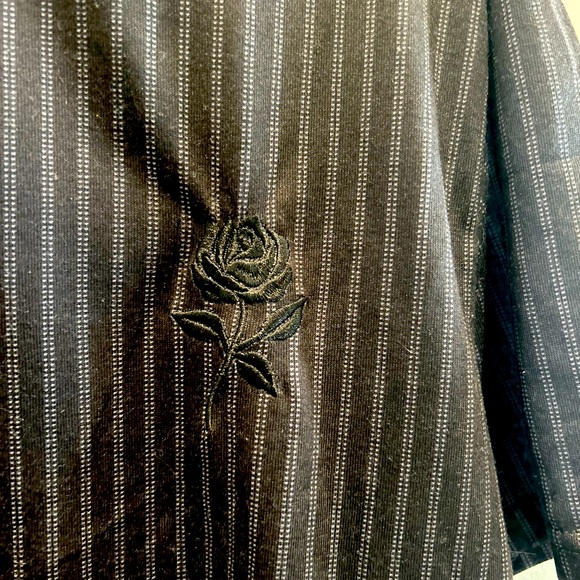 Level 10 Pin striped Men’s Tee - shirt sleeved- Rose emblem on front. - Picture 2 of 4